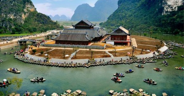 Nhìn điện thoại quá nhiều, nam thanh niên không thể ngẩng đầu
